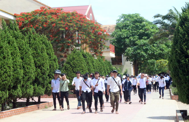 Các thi sinh tại điểm thi Trường THPT Lê Quý Đôn, huyện Bố Trạch.