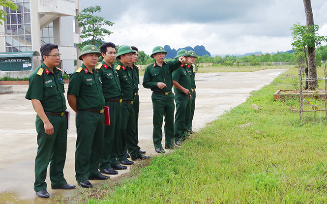  Đại tá Phan Văn Kỉnh, Phó tham mưu trưởng Bộ chỉ huy Quân sự tỉnh chỉ đạo khảo sát thực địa thực hành “Thiết quân luật”.