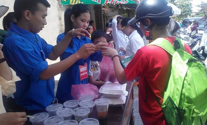 Tình nguyện viên Đoàn phường Đồng Phú phục vụ cơm giá rẻ cho thí sinh.