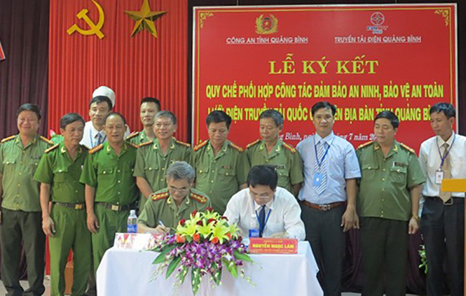 Ký kết quy chế phối hợp bảo đảm an ninh lưới điện quốc gia trên địa bàn tỉnh Quảng Bình.   Ảnh: Quang Văn