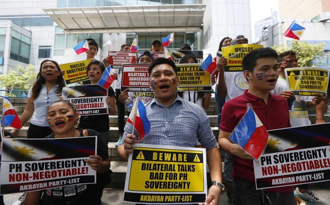 Người dân Philippines biểu tình phản đối Trung Quốc trước thềm phán quyết của PCA (Nguồn: AFP)