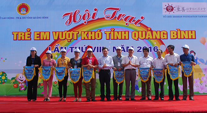 Đồng chí Nguyễn Tiến Hoàng, TUV, Phó Chủ tịch UBND tỉnh tặng cờ lưu niệm cho các đơn vị có trẻ em tham gia hội trại.