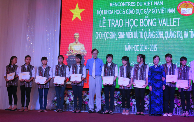 Hàng năm Hội Khuyến học tỉnh phối hợp với tổ chức Gặp gỡ Việt Nam tổ chức trao Học bổng Odon Vallet đúng đối tượng, danh sách học sinh, sinh viên được nhận học bổng.