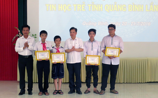 Đồng chí Nguyễn Tiến Hoàng, TUV, Phó Chủ tịch UBND tỉnh trao giải nhất cho các thí sinh.
