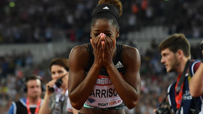 Keni Harrison ôm mặt khóc sau khi giành chiến thắng và lập kỷ lục thế giới mới. Ảnh: Getty Images