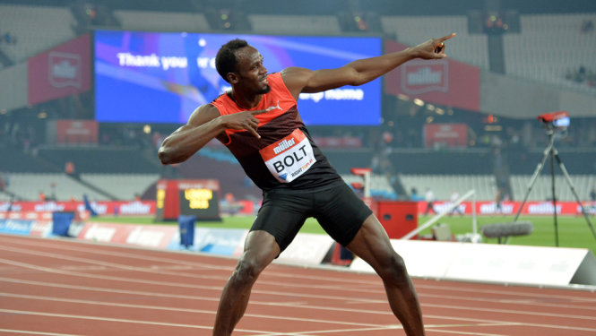 Usain Bolt ăn mừng chiến thắng ở đích đến 200m. Ảnh: Reuters