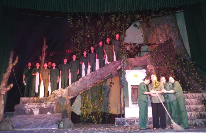  Một cảnh trong vở “ Tóc mây Lèn Hà” do Nhà hát kịch nói Quân đội biểu diễn tại bãi chiếu bóng Đồng Lê (Tuyên Hóa)