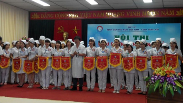 Các thí sinh tham dự hội thi nhận cờ lưu niệm của Ban tổ chức.