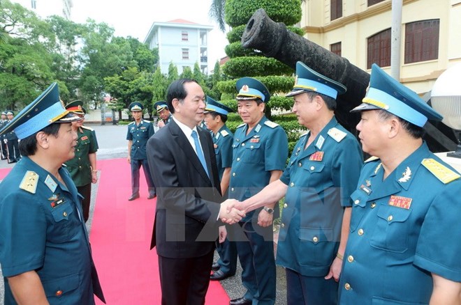 Chủ tịch nước Trần Đại Quang với cán bộ, chiến sỹ Quân chủng Phòng không-Không quân. (Ảnh: Nhan Sáng/TTXVN)  ​