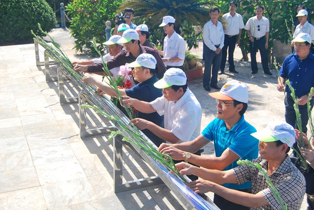 Đoàn đại biểu ngành Thông tin và Truyền thông dâng hoa tại tượng đài Giao bưu Thông tin liên lạc các thời kỳ tại Dốc Miếu, tỉnh Quảng Trị
