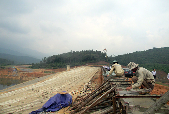Một công trình hồ đập ở huyện Bố Trạch được nâng cấp để tăng cường khả năng ứng phó với bão, lũ.