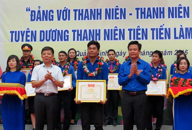 Hồ Minh, Bí thư chi đoàn bản Lâm Ninh vinh dự được Tỉnh đoàn tuyên dương điển hình “Thanh niên tiên tiến làm theo lời Bác” vào tháng 8-2016.