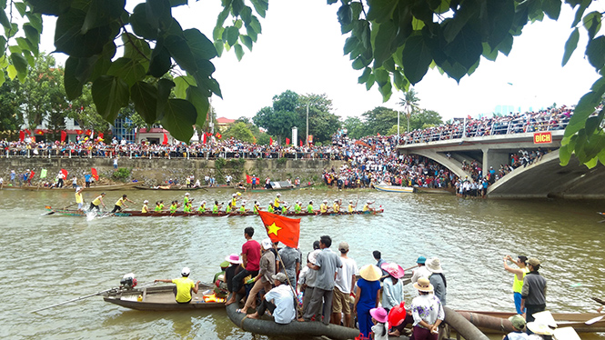 Lễ hội đua thuyền truyền thống trên sông Kiến Giang diễn ra an toàn có sự đóng góp quan trọng của lực lượng Công an huyện Lệ Thủy.