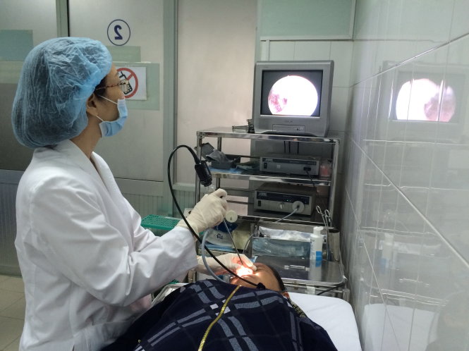 Bệnh nhân được nội soi mũi xoang tại Bệnh viện Tai mũi họng TP.HCM để chẩn đoán bệnh - Ảnh: L.TH.H.