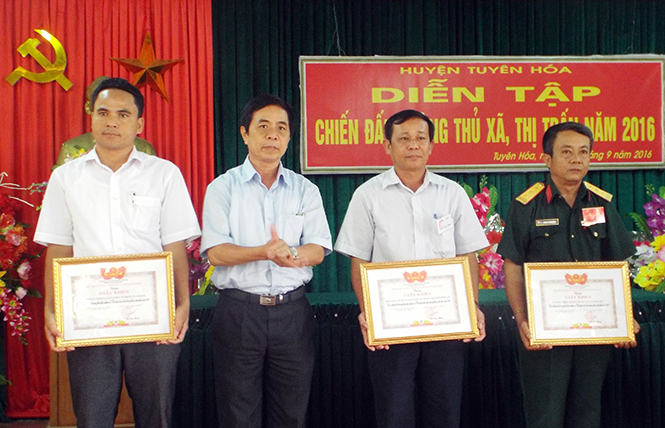 Đại diện lãnh đạo UBND huyện Tuyên Hóa trao giấy khen cho các tập thể hoàn thành xuất sắc nhiệm vụ diễn tập.