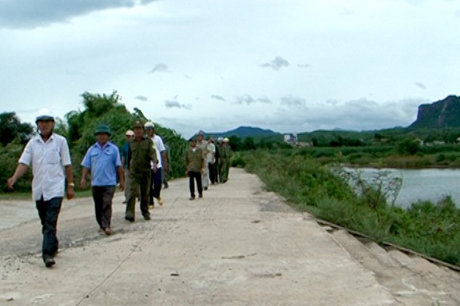 Ảnh 8 : Mô hình “tổ xung kích tự quản” của thôn Đồng Tư, xã Hiền Ninh (huyện Quảng Ninh) tuần tra bảo đảm ANTT trên địa bàn.