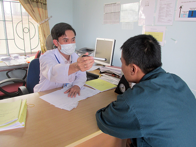 Cán bộ y tế Trung tâm phòng chống HIV/AIDS khám, tư vấn cho người bệnh trước khi tham gia các chương trình điều trị.