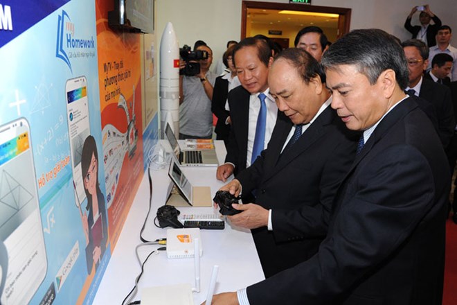 Thủ tướng Chính phủ Nguyễn Xuân Phúc trong buổi thăm và làm việc tại VNPT. (Nguồn: VNPT)