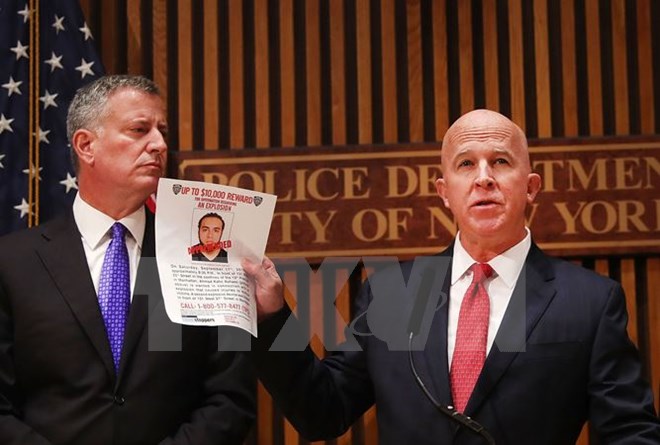 Chỉ huy cảnh sát thành phố New York James ONeill (phải) và Thị trưởng New York Bill de Blasio trong cuộc họp báo tại thành phố New York về việc bắt giữ nghi phạm Ahmad Khan Rahami. (Nguồn: AFP/TTXVN)