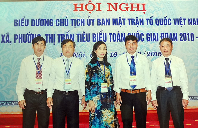 Ông Trương Minh Hiền (người ngoài cùng bên trái) vinh dự là một trong 4 đại biểu tỉnh ta dự hội nghị biểu dương Chủ tịch Ủy ban MTTQVN các xã, phường, thị trấn tiêu biểu toàn quốc giai đoạn 2010-2015.
