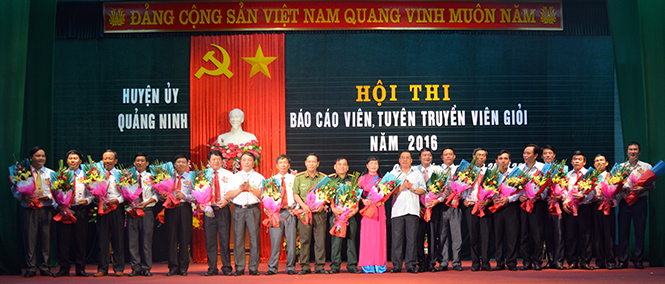 Lãnh đạo huyện Quảng Ninh tặng hoa và quà lưu niệm cho 19 đơn vị tham dự hội thi.