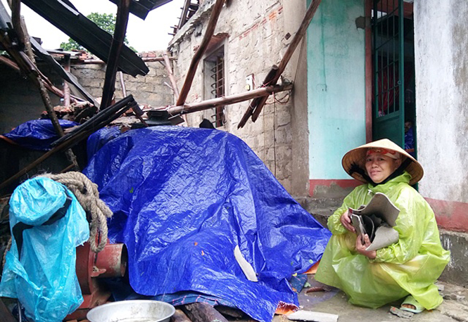 Lốc mái làm tốc mái nhà người dân tại thôn Hữu Cung, xã Lộc Ninh