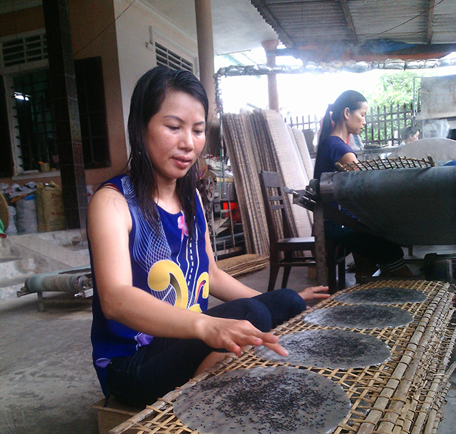 Chị Hương quyết tâm giữ nghề làm bánh đa nem truyền thống của gia đình.