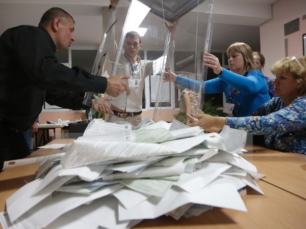 Nhân viên cơ quan bầu cử Nga kiểm phiếu tại Simferopol. (Nguồn: AFP/TTXVN)