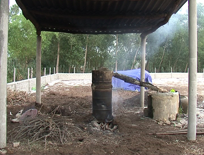 Ảnh 5 : Một lò nấu dầu tràm của người dân chòm 7, thôn Tú Loan 3.