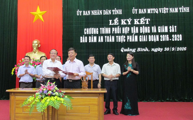 Đồng chí Nguyễn Hữu Hoài và đồng chí Trần Văn Tuân ký kết các nội dung của chương trình phối hợp. 