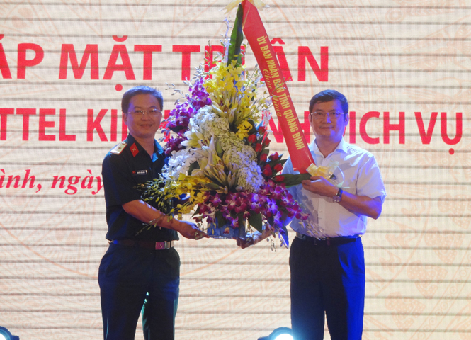 Đồng chí Trần Tiến Dũng, Tỉnh ủy viên, Phó Chủ tịch UBND tỉnh tặng hoa chúc mừng Viettel Quảng Bình nhân dịp kỷ niệm 12 năm kinh doanh dịch vụ di động.