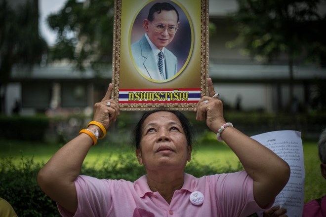 Người dân Thái Lan cầu nguyện cho Nhà vua Bhumibol Abdulyadej. (Nguồn: Getty)