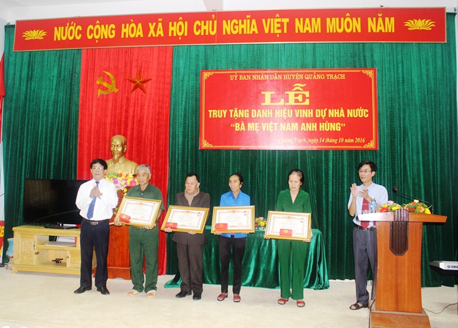  Lãnh đạo huyện Quảng Trạch trao tặng danh hiệu 