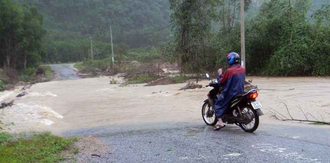 Một tuyến đường liên thôn ở xã Kim Hoá bị chia cắt do lũ.