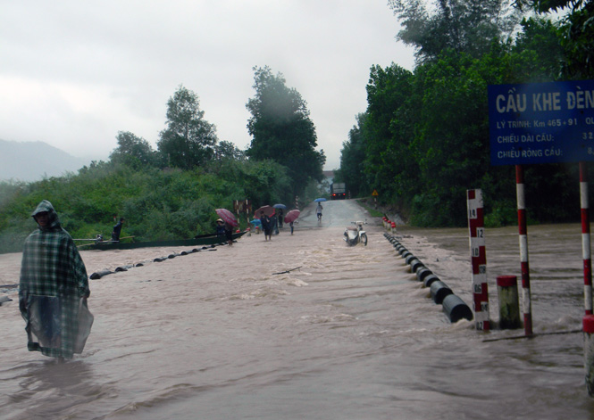 Quốc lộ 15A Đồng Lê- Tân Ấp bị chia cắt tại xã Kim Hoá (đoạn cầu Khe Đèng).