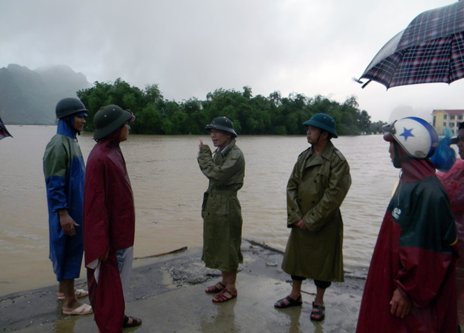 Các đồng chí lãnh đạo huyện Tuyên Hoá trực tiếp về các địa phương trong huyện để chỉ đạo công tác phòng chống lũ lụt.  