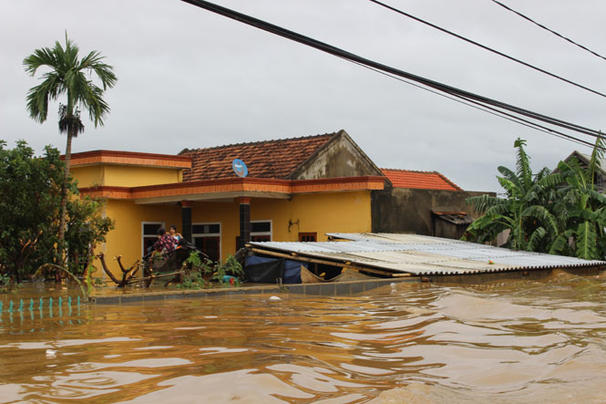 Nhà dân bị ngập lụt ở xã Phong Thủy.