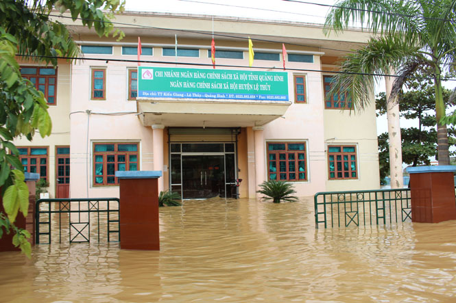 Nhiều trụ sở cơ quan Nhà nước của huyện Lệ Thủy ngập chìm trong lũ.