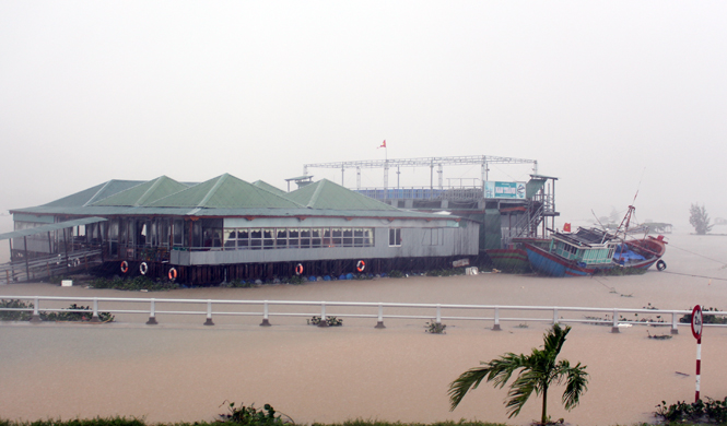 Một tàu đánh cá của ngư dân bị sóng đánh nghiêng, dạt vào Nhà hàng nổi Nam Thành ở cầu Dài