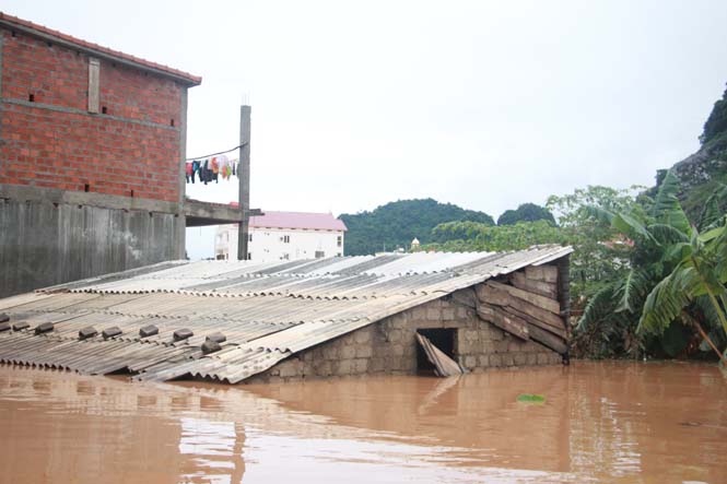 Nhiều nhà dân trên địa bàn huyện Bố Trạch bị ngập sâu trong nước.