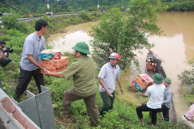 Huyện Bố Trạch chỉ đạo hỗ trợ khẩn cấp các nhu yếu phẩm cho người dân vùng lũ.