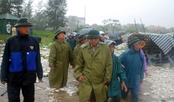 Đồng chí Bí thư Tỉnh ủy Hoàng Đăng Quang cùng đoàn công tác kiểm tra tình hình thiệt hại lũ lụt tại xã Cảnh Dương.
