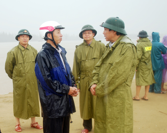 Đồng chí Bí thư Tỉnh ủy Hoàng Đăng Quang cùng đoàn công tác kiểm tra tình hình thiệt hại lũ lụt tại xã Cảnh Dương.