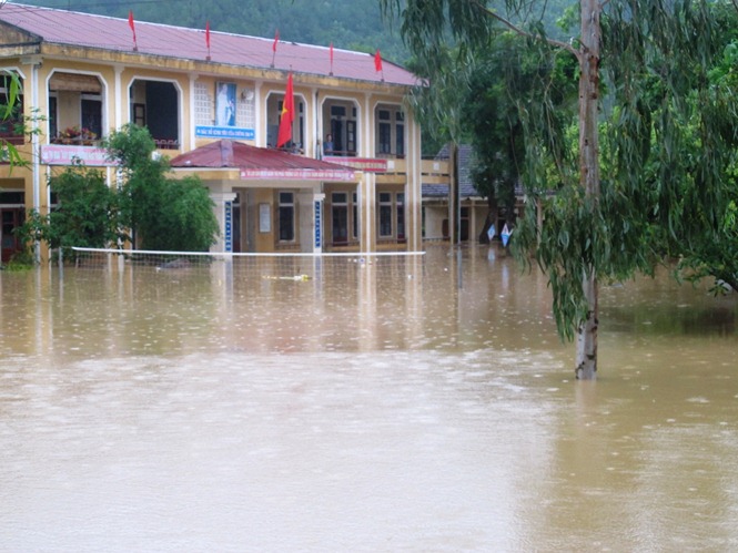 Tính đến 18 giờ ngày 15 - 10, nhiều khu vực trên địa bàn Quảng Trạch vẫn chìm trong nước lũ.