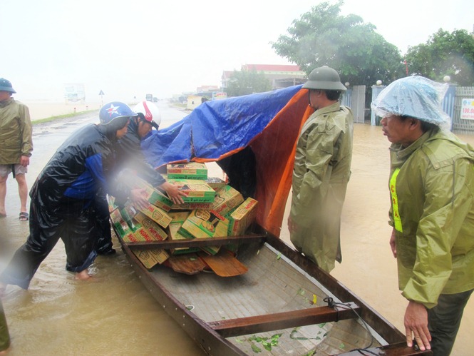 Huyện Quảng Trạch đã vận chuyển hơn 1.000 thùng mì tôm cứu trợ cho bà con vùng lũ
