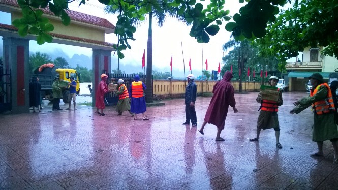 Hàng cứu trợ được tập kết về trụ sở UBND xã Cảnh Hóa
