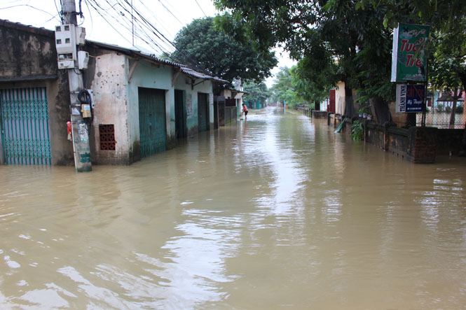 Vẫn còn nhiều tuyến đường liên xã, liên thôn của huyện Lệ Thủy ngập sâu trong lũ.
