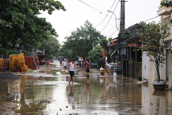 Tranh thủ ngay khi lũ rút, người dân xã Xuân Thủy đã chủ động vệ sinh đường làng ngõ xóm.