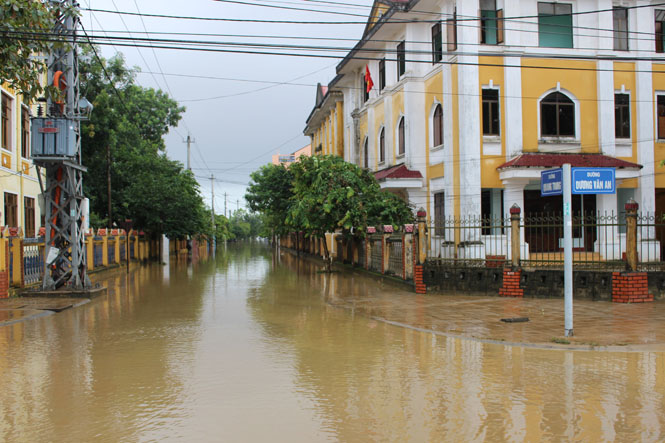 Đến sáng sớm ngày 16-10, nhiều tuyến đường ngay tại trung tâm huyện Lệ Thủy vẫn còn ngập chìm trong lũ.
