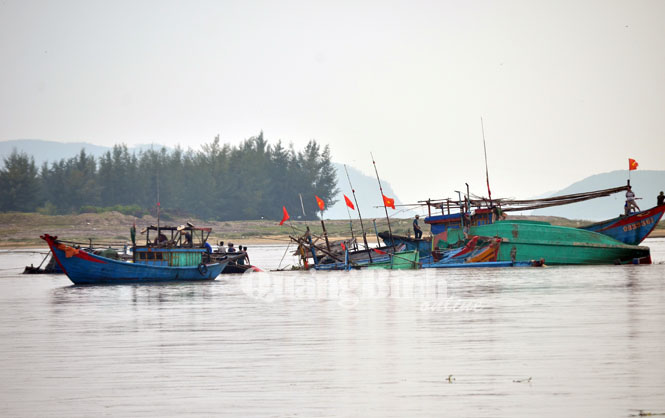 Nhiều tàu cá của ngư dân xã Cảnh Dương (huyện Quảng trạch) bị chìm tại cửa Roòn.